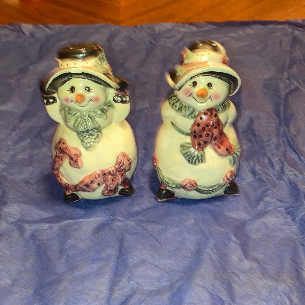 Charming Snowman Salt and Pepper Shaker Set